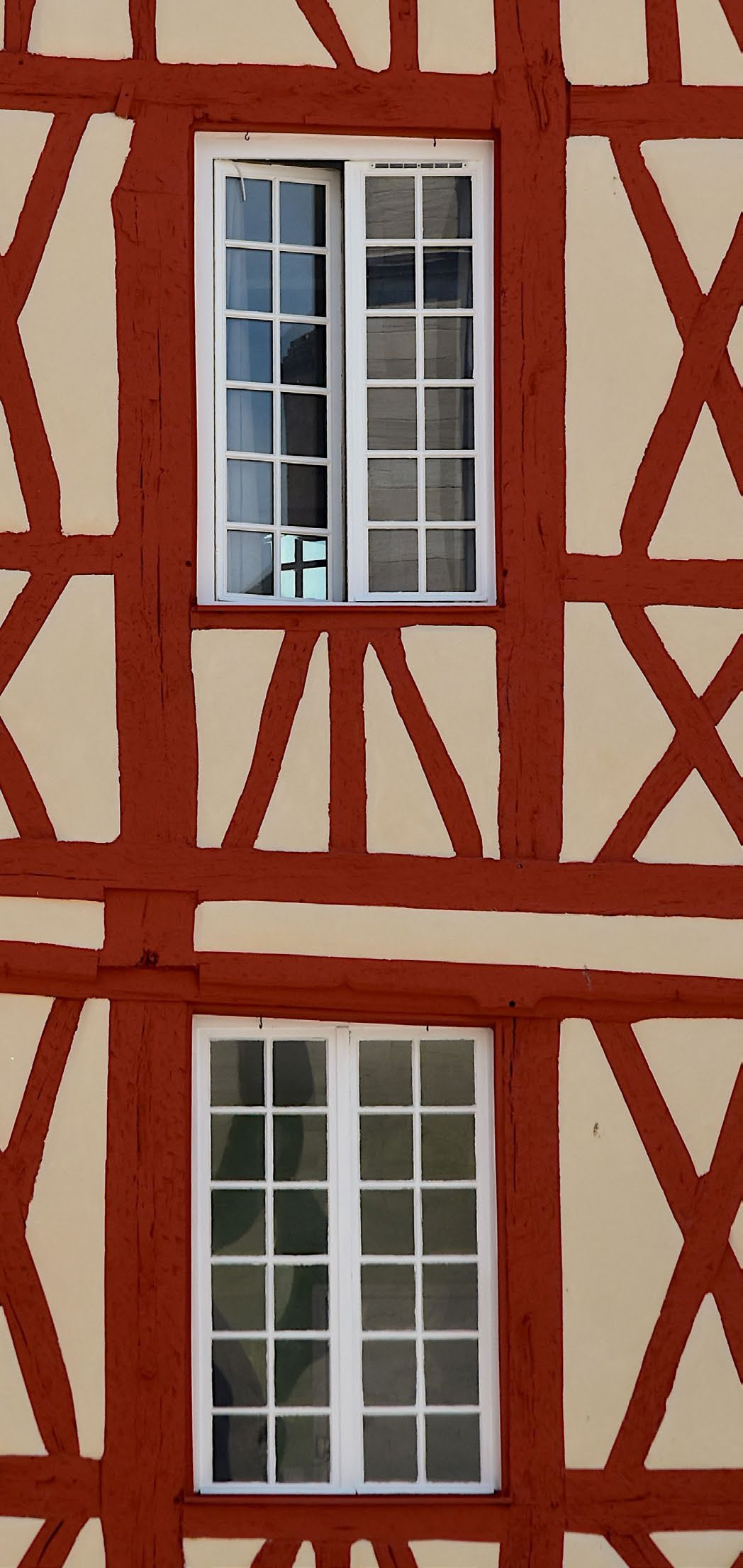 Une façade à colombages rouges, en Côte Chalonnaise.