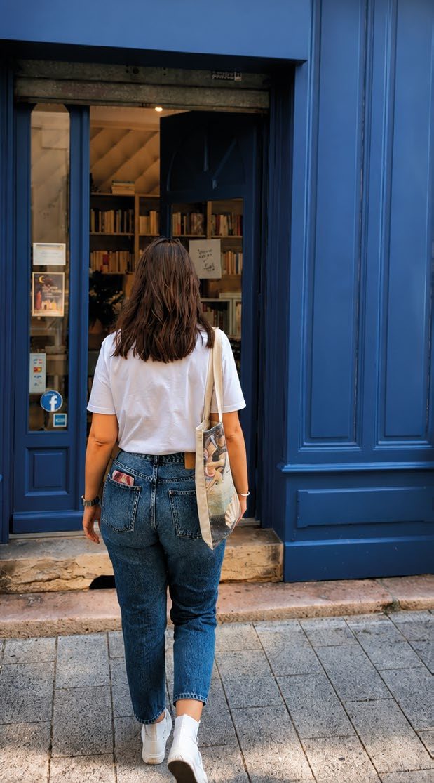 Une librairie à devanture bleue.