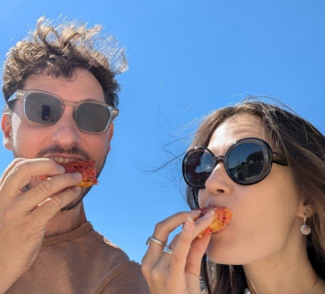 Des mains et une cagette de raisin, pendant les vendanges.