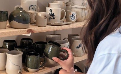 Des tasses en céramique sur une étagère.
