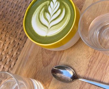 Un matcha latte posé sur une table.
