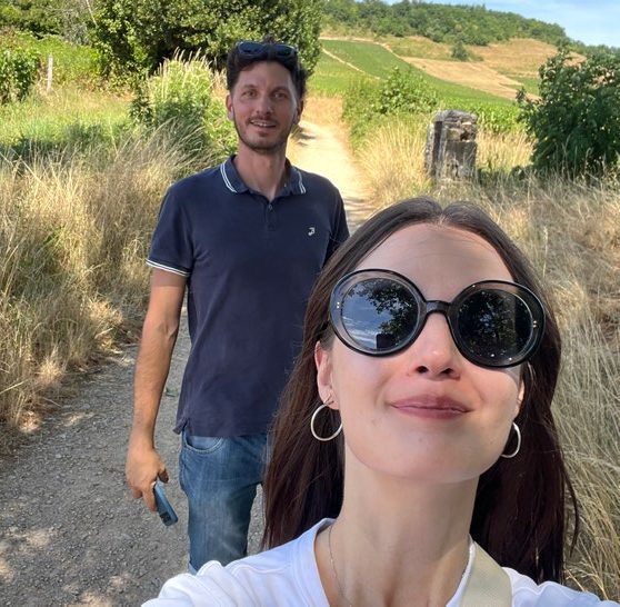 Un couple dans les vignes.