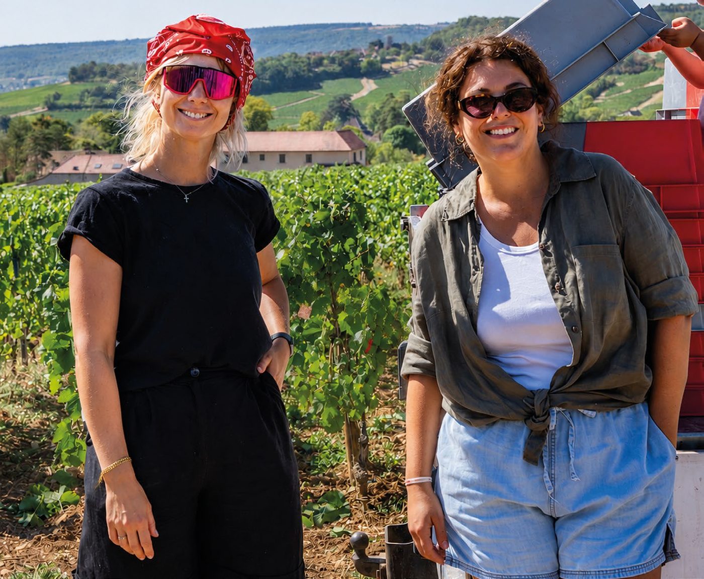 Margaux Cordier-Raquillet et Charlotte Cochaud dans les vignes de la Côte Chalonnaise.