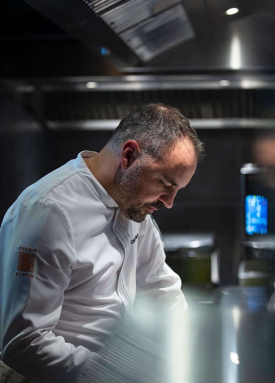 Cédric Burtin au travail dans la cuisine du Moulin de Martorey, avant le service.