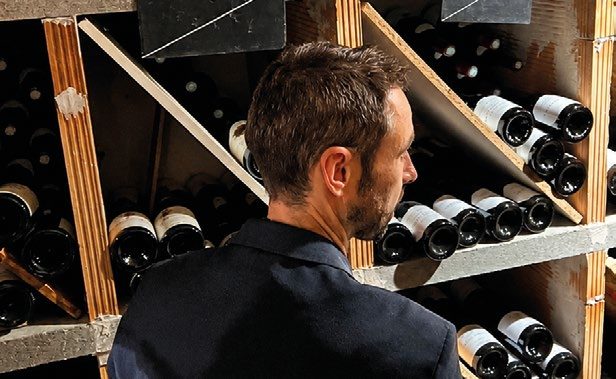Matthieu Martinache, chef sommelier, dans la cave