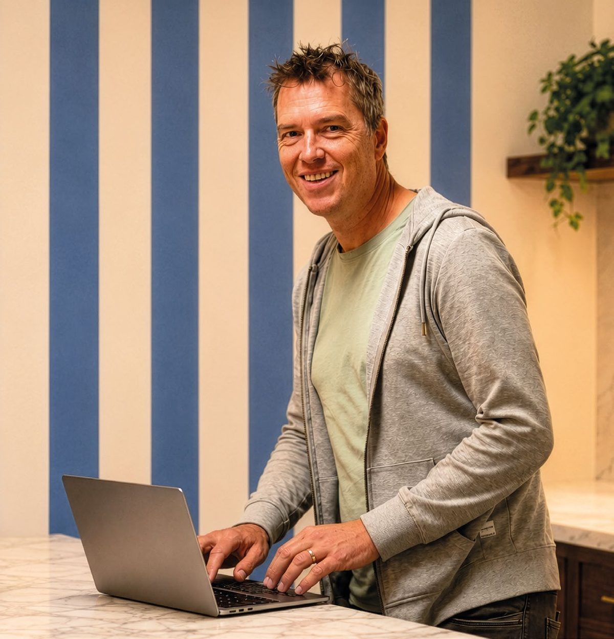 Mathieu, fondateur de La Casia, au travail dans les bureaux de l’agence à Chalon-sur-Saône.