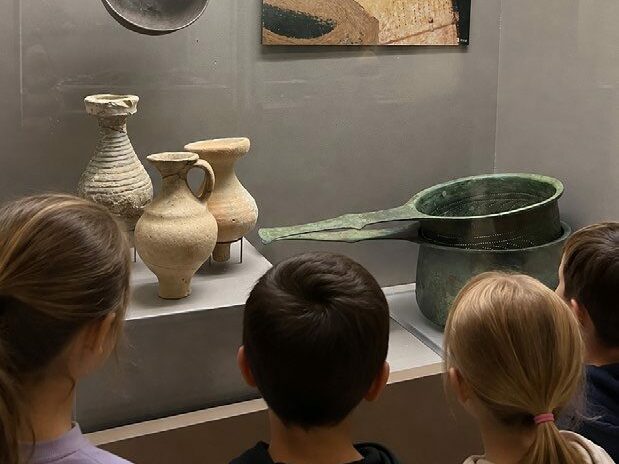 Des enfants devant une vitrine du musée
