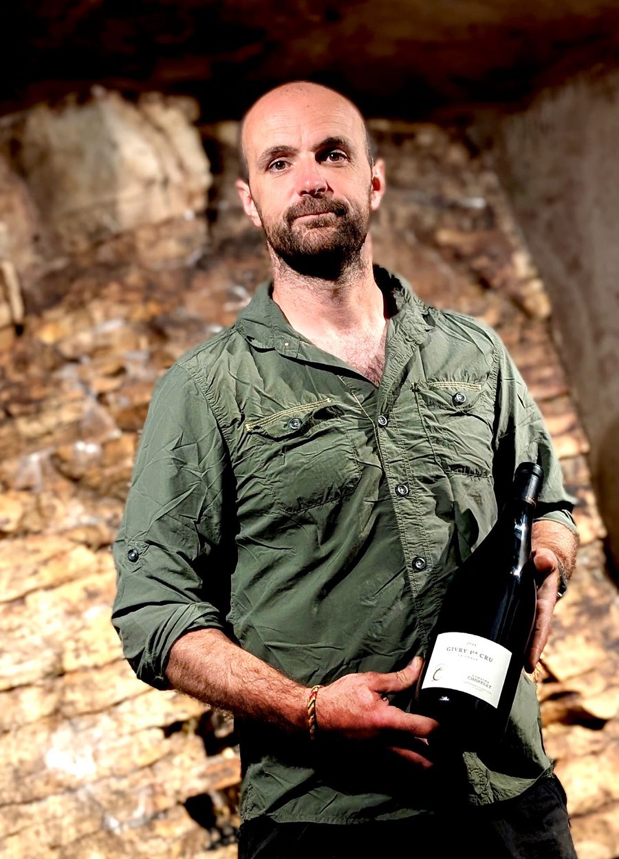 Jonathan Brunot dans la cave d’élevage du Domaine Chofflet, devant la roche laissée à nu.