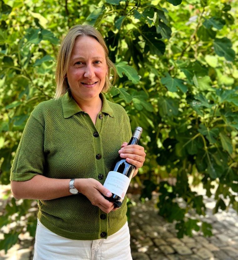 Hélène Sarkis présente une bouteille du Domaine Joblot, à Givry.