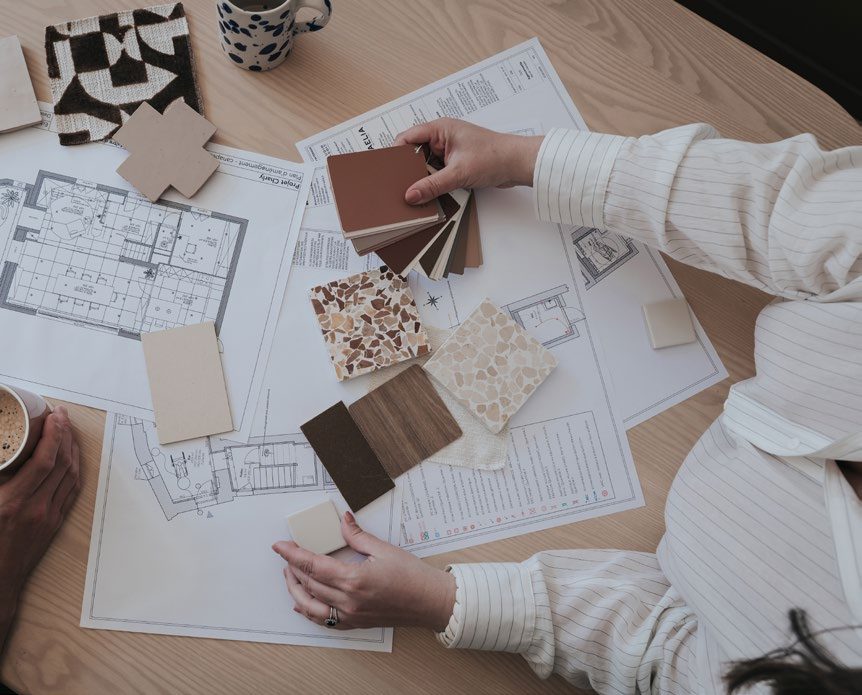 Des plans d’architecture sur une table