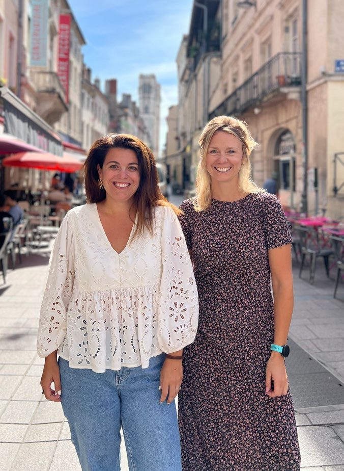 Margaux Cordier-Raquillet et Charlotte Cochaud dans une rue de Chalon