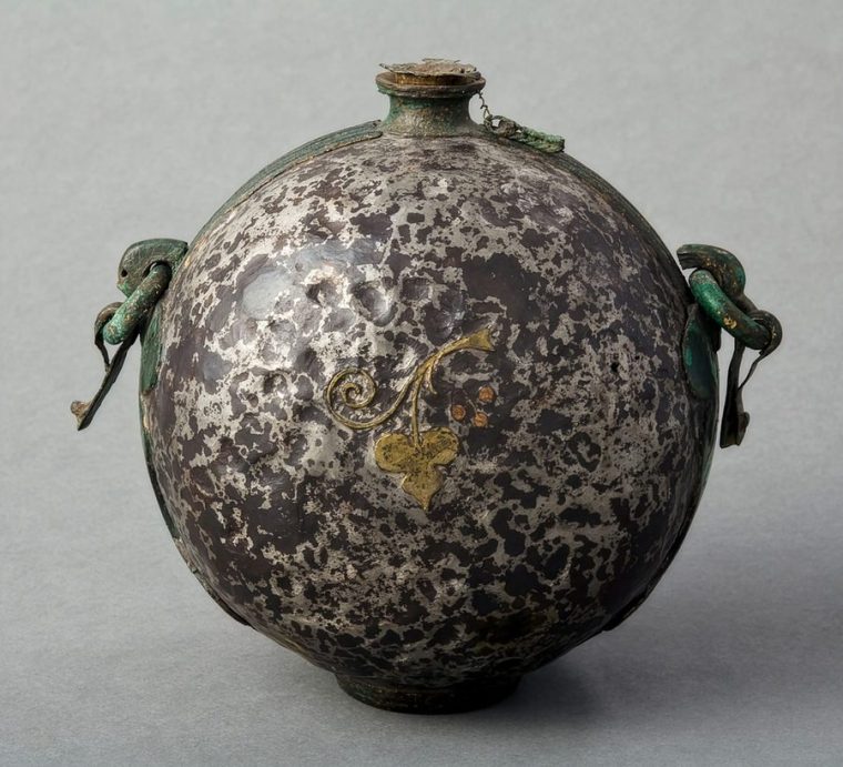 Gourde antique en céramique présentée au musée Vivant Denon.