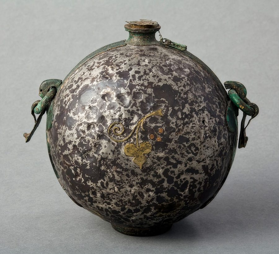 Gourde antique en céramique présentée au musée Vivant Denon.