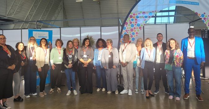 Un groupe de visiteurs dans une entreprise