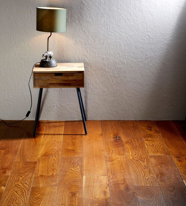 Parquet en chêne posé dans un intérieur clair, fabriqué à Givry par SRC Parquet.