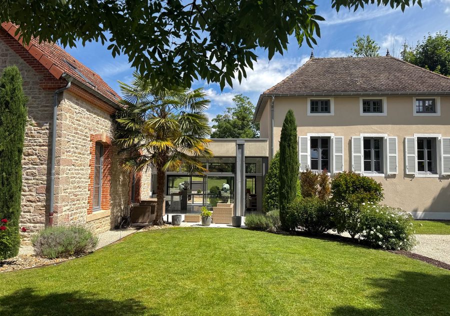 La Maison Néolie à Mercurey, demeure de caractère et son jardin.