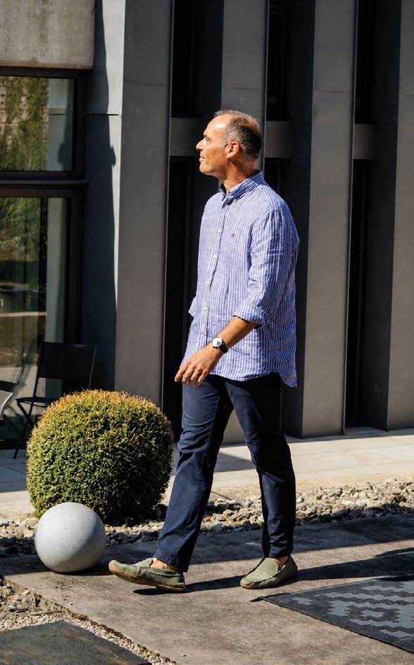 Le propriétaire devant la maison